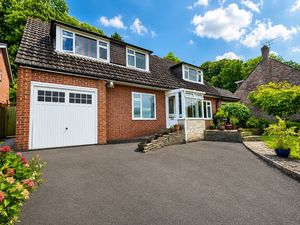 20 Yeatmans Close_Front Aspect (1)- click for photo gallery
